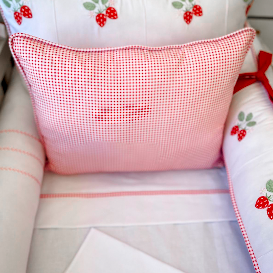 Kit de Berço - Essence Luxo - 9 Peças - Feminino -Branco/Vermelho- Morango do Amor