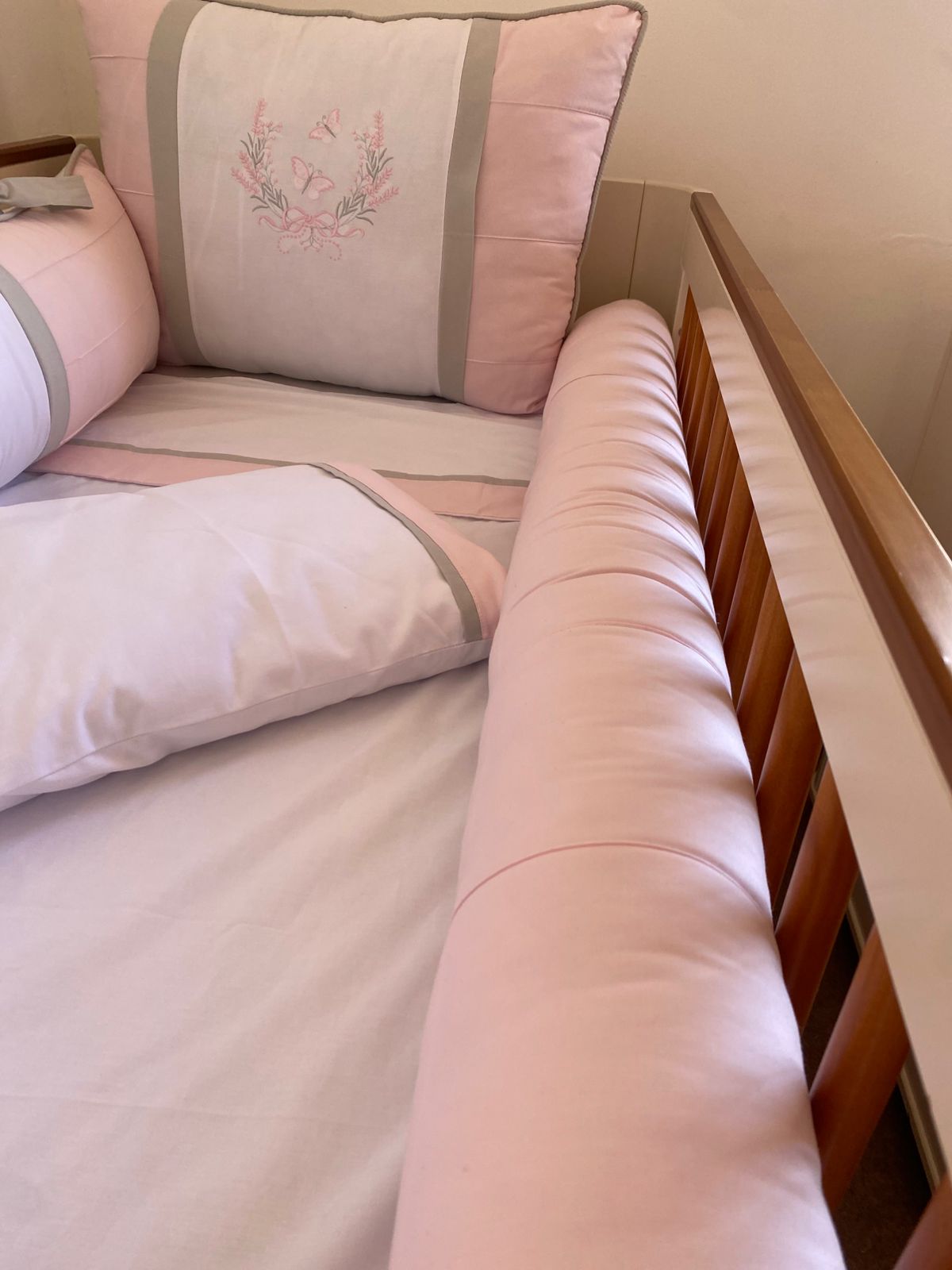 Kit de Berço - Encantado - 8 Peças - Feminino - Rosa Bebê/Cinza-Borboletas