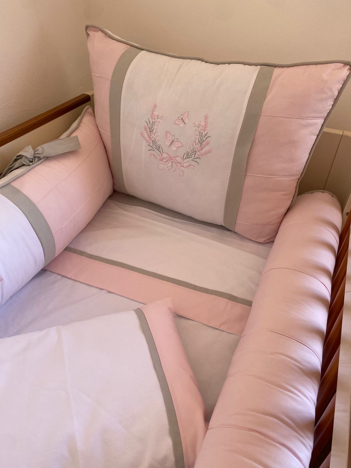 Kit de Berço - Encantado - 8 Peças - Feminino - Rosa Bebê/Cinza-Borboletas