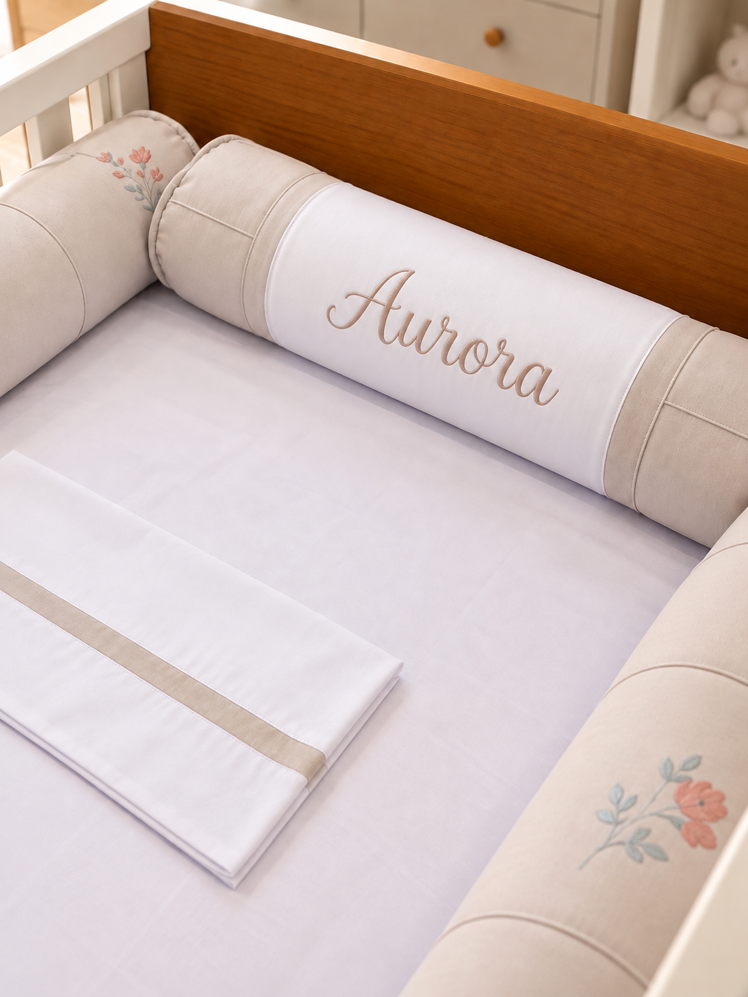 Kit Berço Encanto Luxo flores bordadas- 7 Peças - Beje Areia/branco