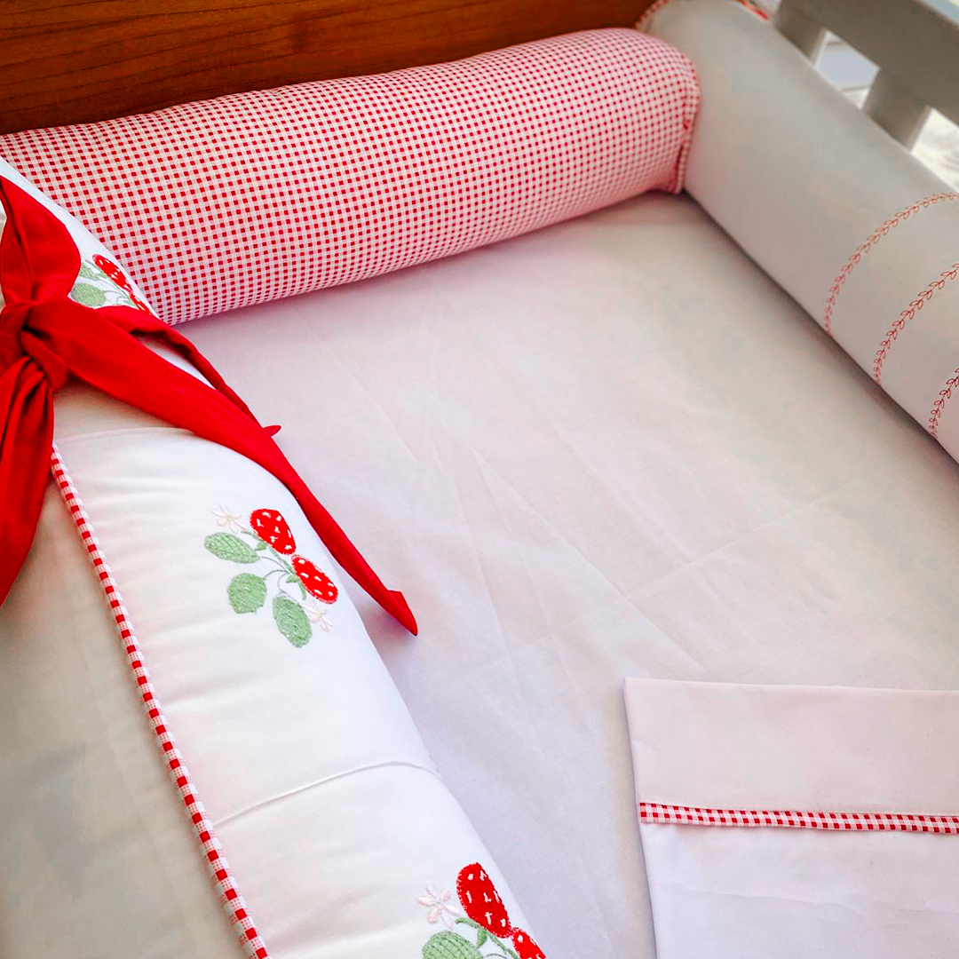 Kit de Berço - Essence Luxo - 9 Peças - Feminino -Branco/Vermelho- Morango do Amor