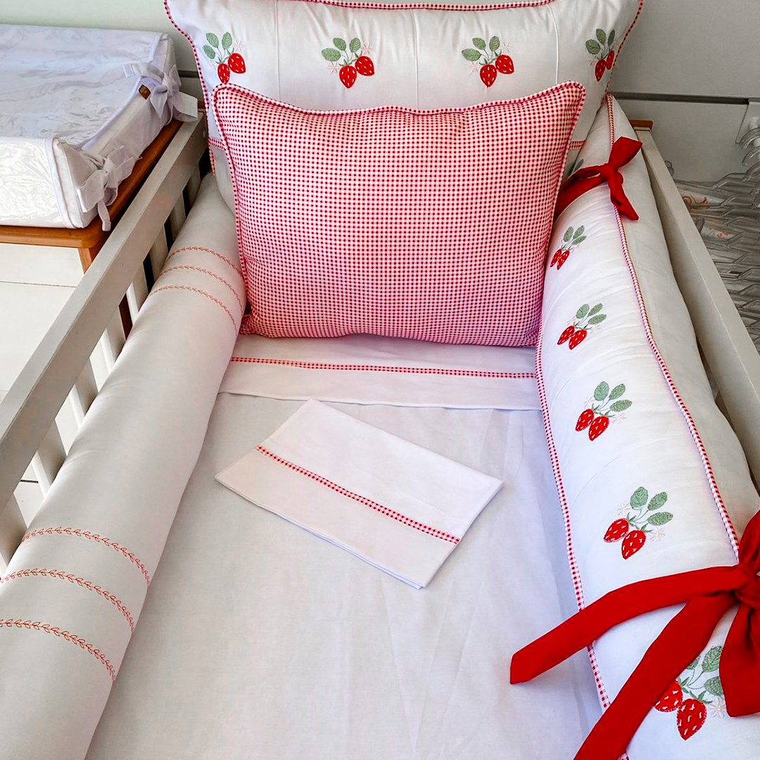 Kit de Berço - Essence Luxo - 9 Peças - Feminino -Branco/Vermelho- Morango do Amor