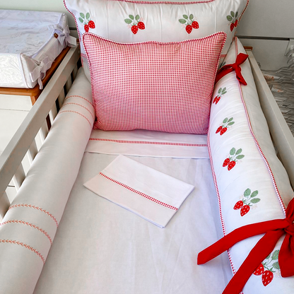 Kit de Berço - Essence Luxo - 9 Peças - Feminino -Branco/Vermelho- Morango do Amor