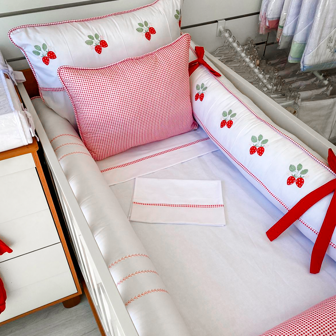 Kit de Berço - Essence Luxo - 9 Peças - Feminino -Branco/Vermelho- Morango do Amor