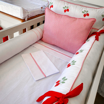Kit de Berço - Essence Luxo - 9 Peças - Feminino -Branco/Vermelho- Morango do Amor