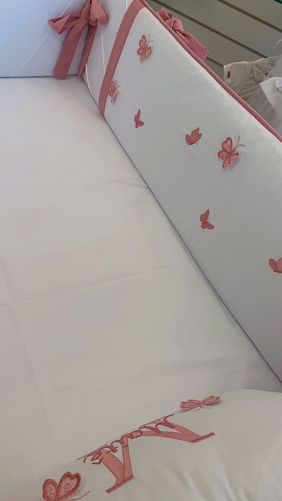 Kit Berço Encantado Luxo  Borboletas 3D- 8 Peças - Rose/Branco-feminino