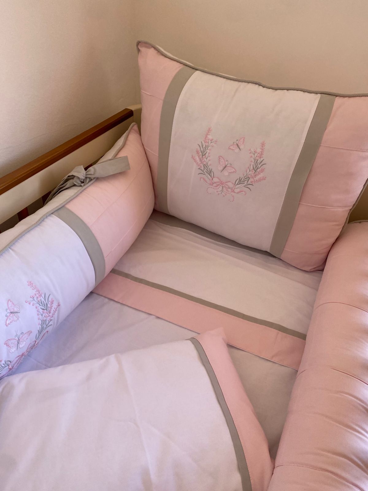 Kit de Berço - Encantado - 8 Peças - Feminino - Rosa Bebê/Cinza-Borboletas
