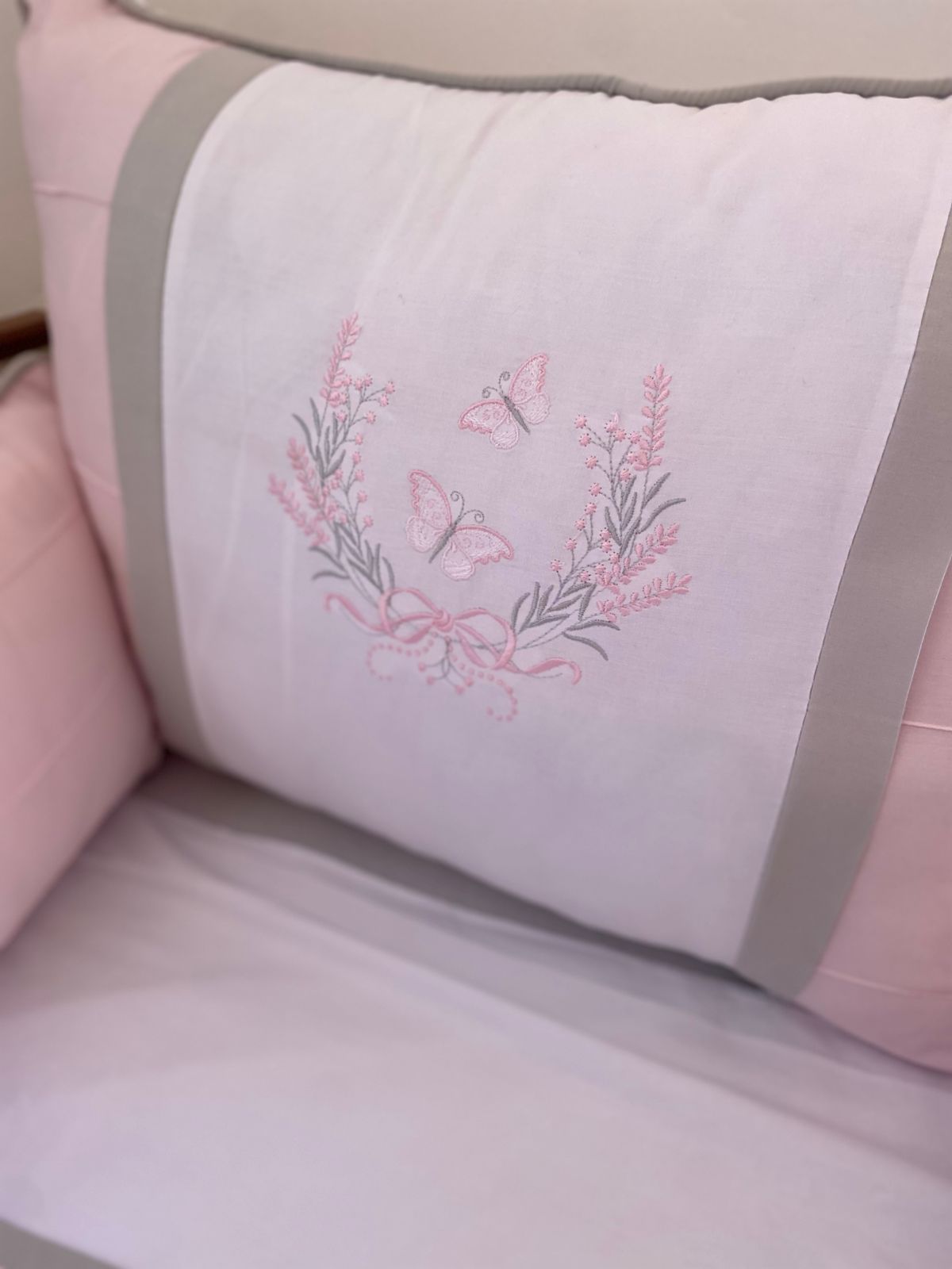Kit de Berço - Encantado - 8 Peças - Feminino - Rosa Bebê/Cinza-Borboletas